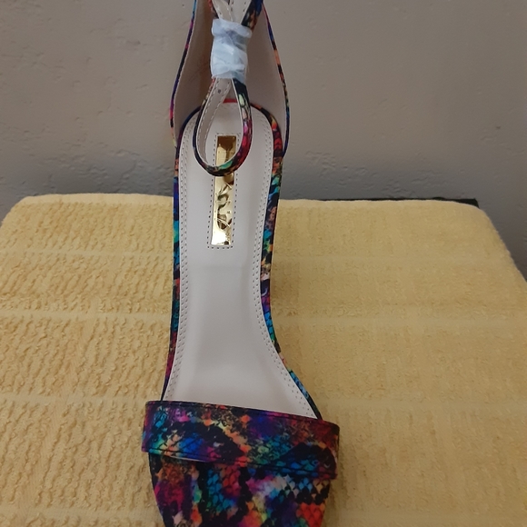 Women shoes - Picture 2 of 2